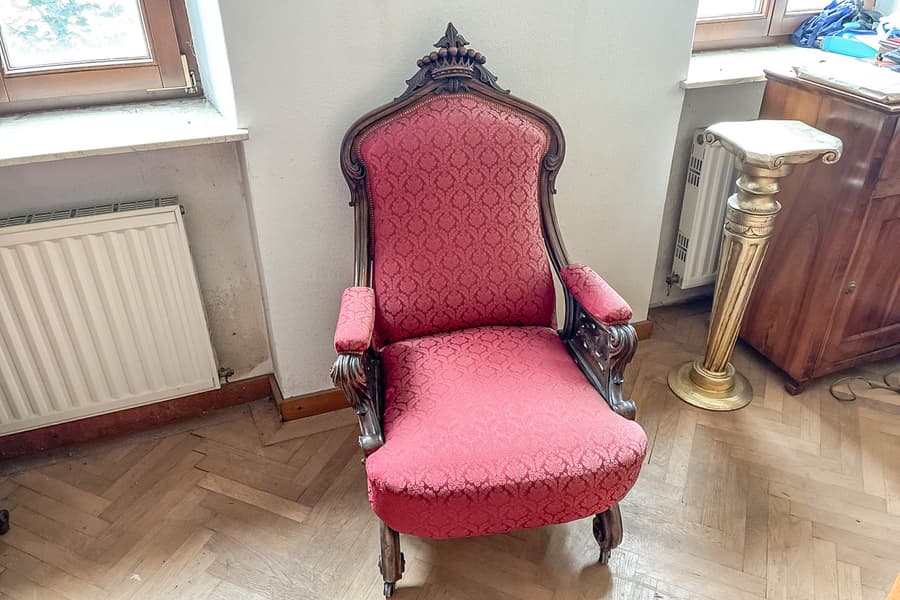 Antiker Sessel mit Damastbezug, fahrbar